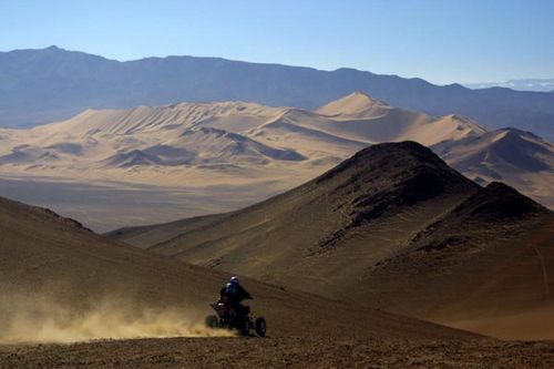 Quadriciclo quase desaparece frente a Cordilheira dos Andes (foto: Gustavo Mansur)