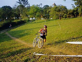 Na ladeira  vale até empurrar a bike (foto: Luciana de Oliveira)