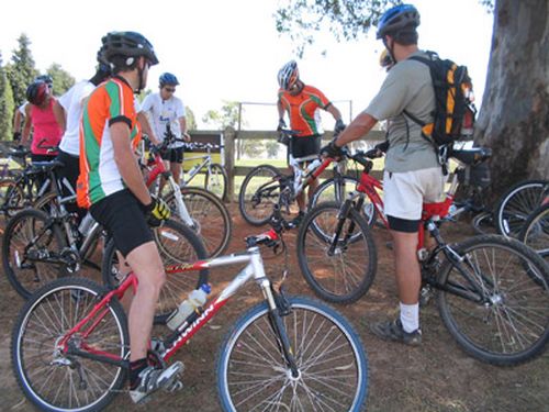 Clínica de mountain bike na Escola de Aventura. (foto: Divulgação)