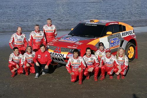 Equipe oficial para Dakar 2005 se apresenta (foto: Divulgação/ Team Mitsubishi)