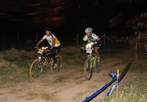 Atletas irão pedalar por toda a madrugada no MTB 12 Horas. (foto: Sidney Bloch)