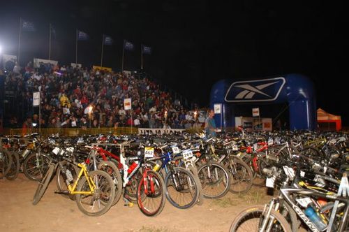 Bikes estacionadas para a largada no estilo Le Mans  na edição passada. (foto: Sidney Bloch/Sampa Bikers)