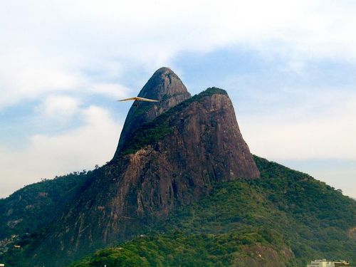 Piloto de asa-delta voa próximo ao Cristo Redentor (foto: Pedro Arruda/ Divulgação)