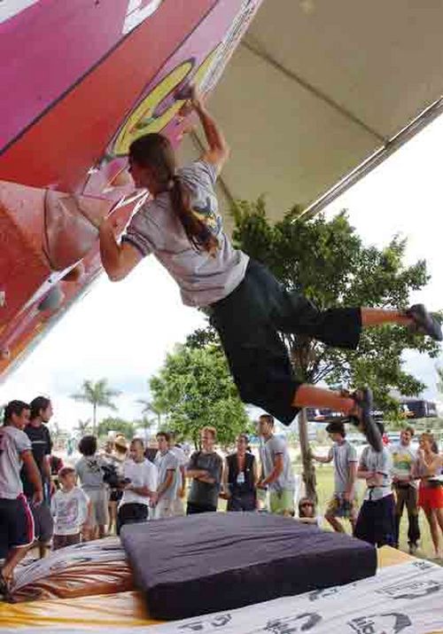 André Berezoski mostra força no boulder. (foto: Theo Ribeiro/ www.webventure.com.br)