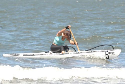 As mulheres também fizeram bonito nas canoas. (foto: Divulgação)