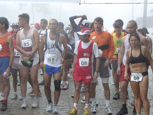 Os competidores largaram com muita neblina e chuva. (foto: Divulgação)