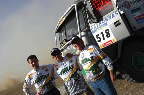 Trio brasileiro no caminhão Tatra (foto: Henrique Skujis)