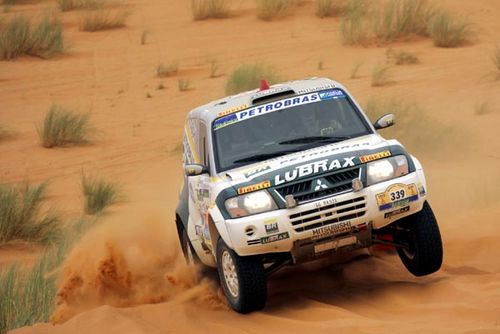 Klever Kolberg pilotando a nova Pajero:gostaria de ter mais tempo para treinar. (foto: Divulgação/ Mitsubishi Motorsports)