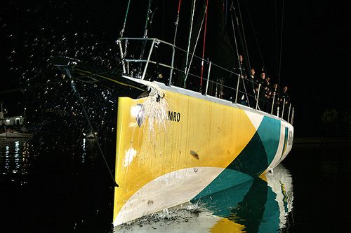 Barco 1 recebe estouro da garrafa de champanhe em Portugal (foto: Team ABN Amro)