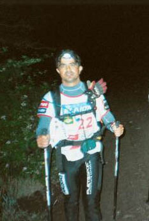 O atleta Amaury de Souza em trekking noturno no Vulcões 2004 (foto: Arquivo pessoal)