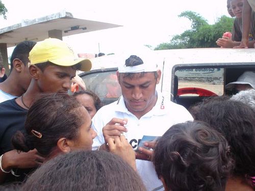 Muitos autógrafos ao parar com o carro. (foto: Camila Christianini/ www.webventure.com.br)