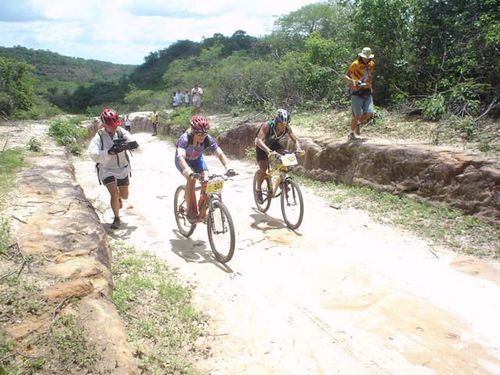 Sandra (à esquerda)  pedala colada a um atleta. (foto: Camila Christianini/ www.webventure.com.br)