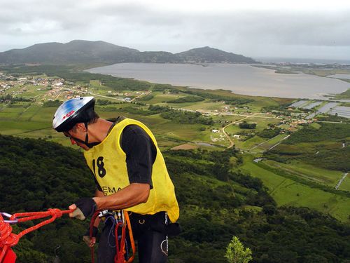 Rapel com Garopaba ao fundo. (foto: Divulgação)