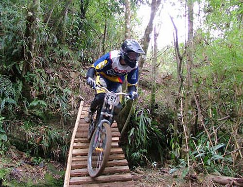 Cerca de 100 atletas irão descer as escadarias do Monte Serrat. (foto: Arquivo Webventure)