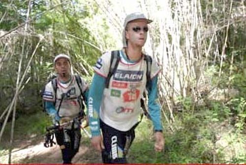 Anderson e Pablo  da Climb Trópicos  no trekking (foto: Divulgação AXN)