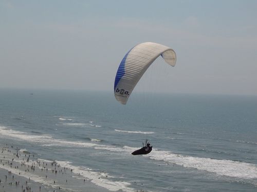 Parapente sobrevoa  litoral gaúcho durante o Festival. (foto: Divulgação)