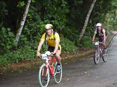 Jean Paillier  da ERTIPS  no trecho de bike urbano; equipe francesa venceu pela quinta vez. (foto: Fábia Renata)