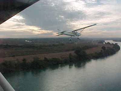 Pelicano de Marcos Ermírio e  ao fundo  o Coyote de Eduardo Gualberto no apoio aéreo do Sertões 2000; ultraleves vão ter categoria no rali. (foto: André Pascowitch)