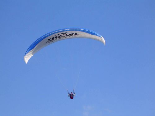 Pilotos de parapente fizeram prova rápida. (foto: Divulgação)