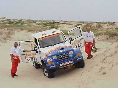 Fadigatti (esq.) e Varela (dir.) com o Troller que disputarão o mundial de rali; Paris-Dakar é o primeiro desafio. (foto: Divulgação)