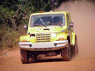 Troller da dupla no Sertões 2000; ontem o tanque soltou causando vazamento de combustível. (foto: Arquivo Webventure)