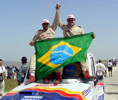 Varela (dir) e Fadigatti comemoram vice-campeonato (foto: Divulgação)