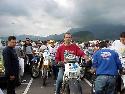 Pilotos aguardam vez para a vistoria das motos. (foto: André Pascowitch)