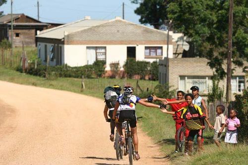 População local cumprimenta os bikers. (foto: Divulgação)