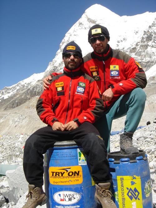 Dupla brasileira no acampamento base do Everest. (foto: Divulgação)