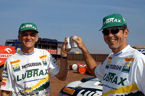 Lourival Roldan e Klever Kolberg comemoram o final de uma etapa no Dakar 2005 (foto: Divulgação/ www.parisdakar.com.br)