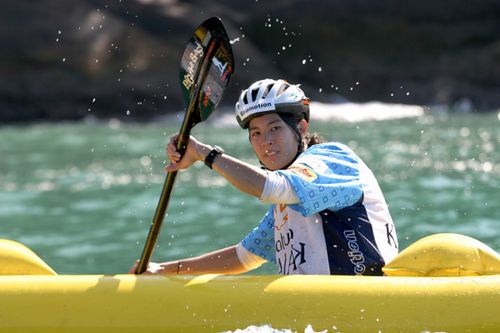 Gabriela  da Lobo Guará  rema na prova Ubatumirim  em 2004 (foto: Tico Utiyama)