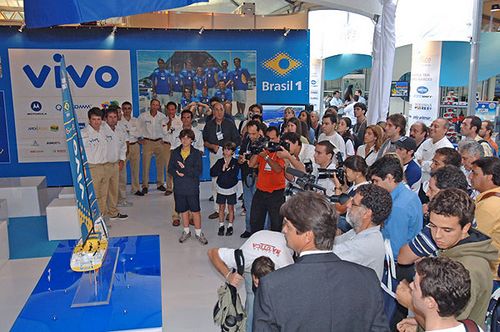 Lançamento da maquete do Brasil 1  com a participação de integrantes da tripulação do veleiro (foto: Marco Yamin)