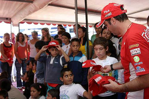 Luís Tedesco distribui brindes no Paraná (foto: Divulgação)