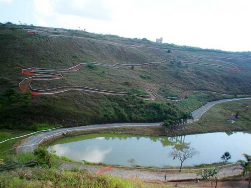 Pista tem muita subida e um lago para enfeitar a paisagem. (foto: Camila Christianini/ www.webventure.com.br)