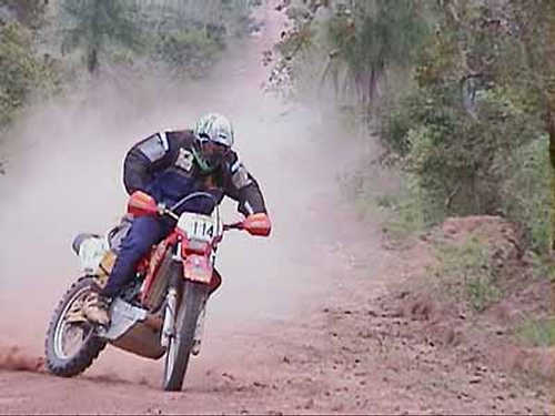 José Hélio Filho  campeão do Sertões 1999  acelera sua moto; todos os quatro pilotos de moto são estreantes. (foto: Andre Chaco)