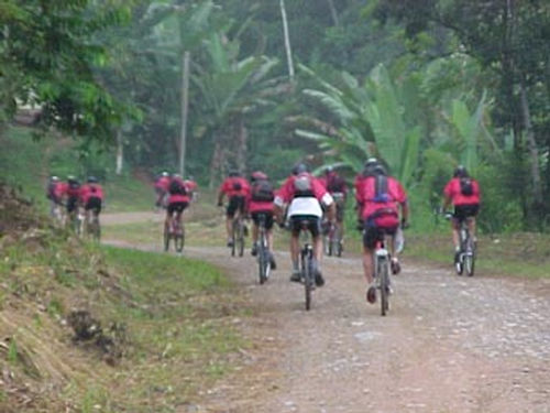 Equipe na perna de bike durante o PETAR 2000; prova deste ano é um simulado para EMA. (foto: Marcelo Krings)