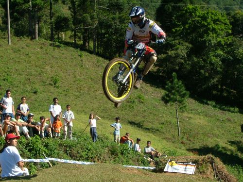 Show de manobras para os espectadores. (foto: www.amigosdabike.com.br)