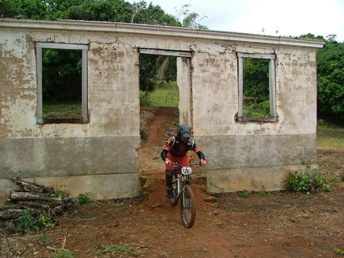 Construção que serve como obstáculo. (foto: www.amigosdabike.com.br)