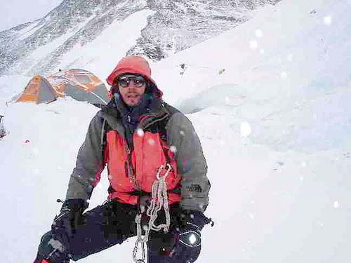 Vitor Negrete no acampamento um do Everest (foto: Rodrigo Raineri)