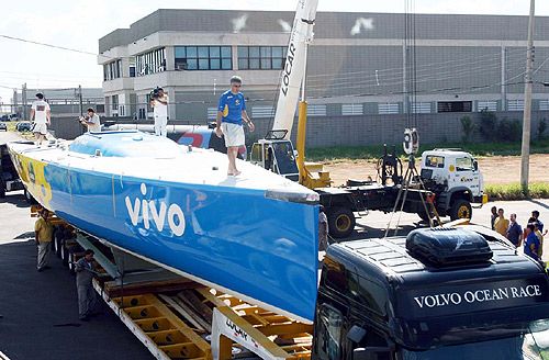 Brasil 1 sendo transportado para a carreta  sob os cuidados de Horácio Carabelli  na proa (foto: Luiz Doroneto)