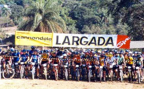 Largada da segunda etapa de 2000  em Betim (foto: Cristiano Quintino)