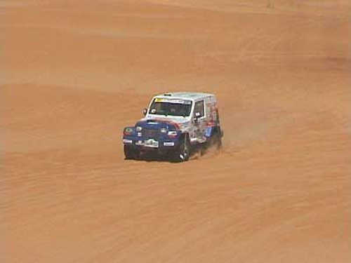 Troller T5 na etapa de hoje  no Deserto do Saara; dupla brasileira atolou na segunda parte da especial. (foto: Divulgação)