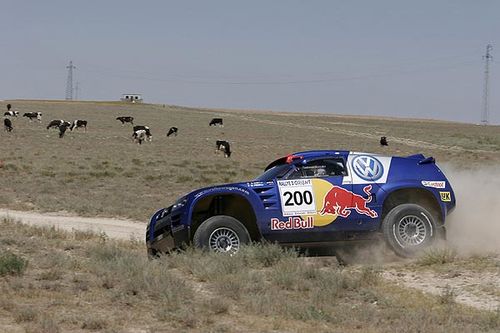 Bruno Saby tenta acertar o caminho em um dia de difícil navegação na Turquia (foto: Divulgação Volkswagen)