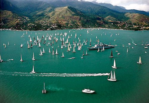 O canal de São Sebastião ficou lotado de veleiros na edição passada da Semana de Vela (foto: Marco Yamin)