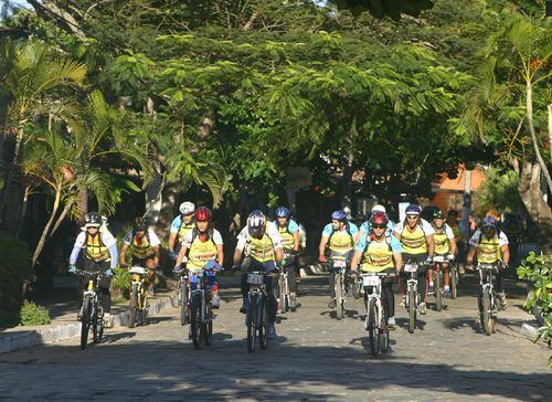 A largada aconteceu de mountain bike. (foto: Divulgação)