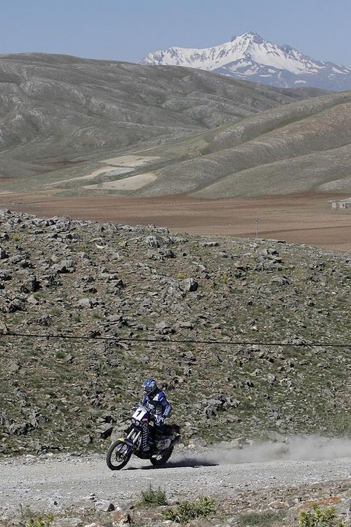 Cyril Despres inicia uma das muitas escaladas nas trilhas montanhosas (foto: Divulgação Gauloises)