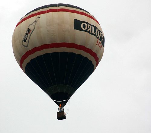 Piloto manobrando o balão em Rio Claro (foto: Divulgação/ Donisete de Almeida)