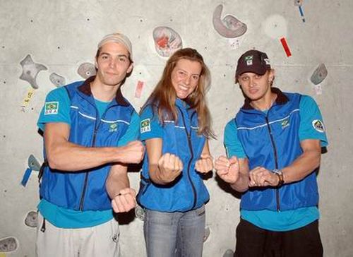 César  Janine e André com o uniforme da delegação brasileira. (foto: Jussara Nery)