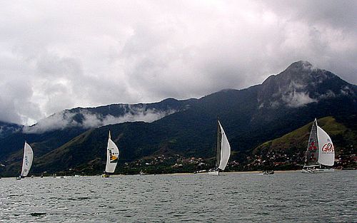 Na primeira hora da regata o Mitsibishi despontou na frente  seguido pelo Fortuna III  o ABN AMRO e o Brasil 1 (foto: Daniel Costa/ www.webventure.com.br)