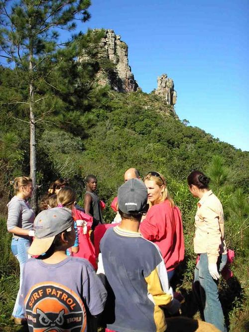 Grupo no caminho do Morro do Itacolomi. (foto: Divulgação)